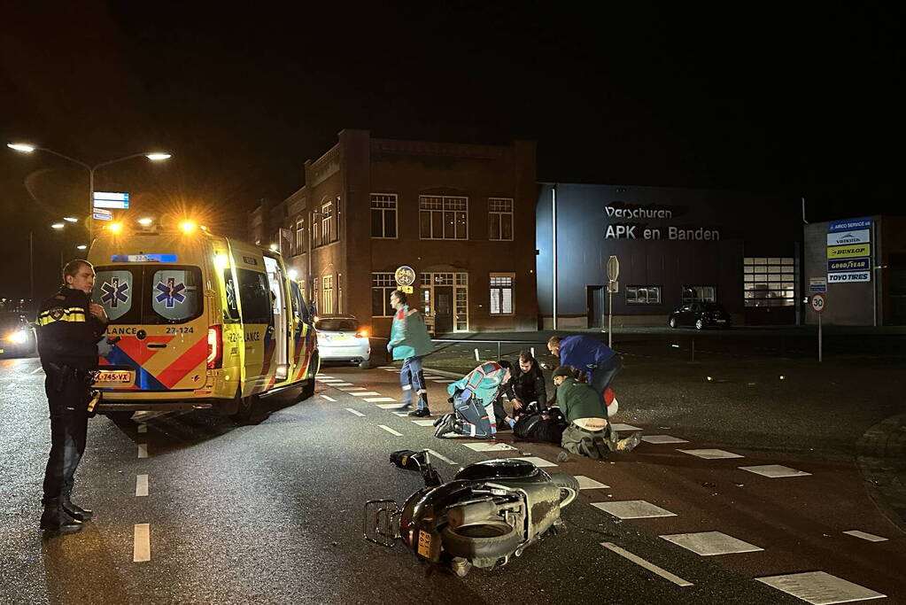 Brommerrijder ernstig gewond bij botsing met auto