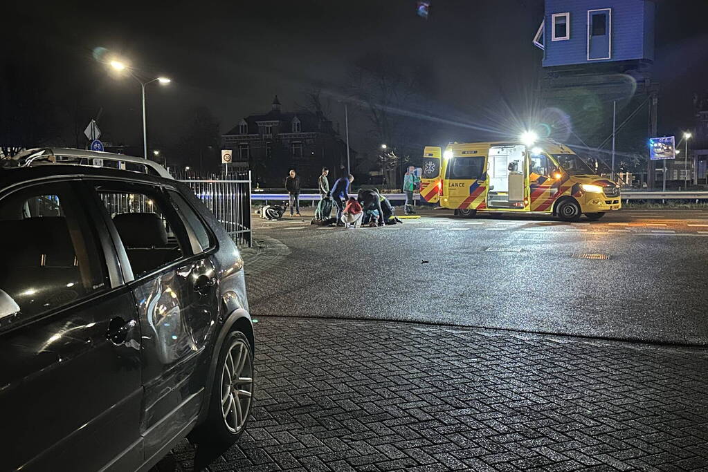 Brommerrijder ernstig gewond bij botsing met auto