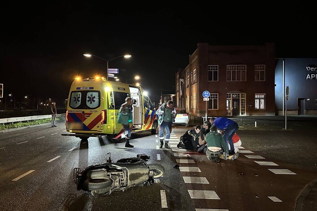 Brommerrijder ernstig gewond bij botsing met auto