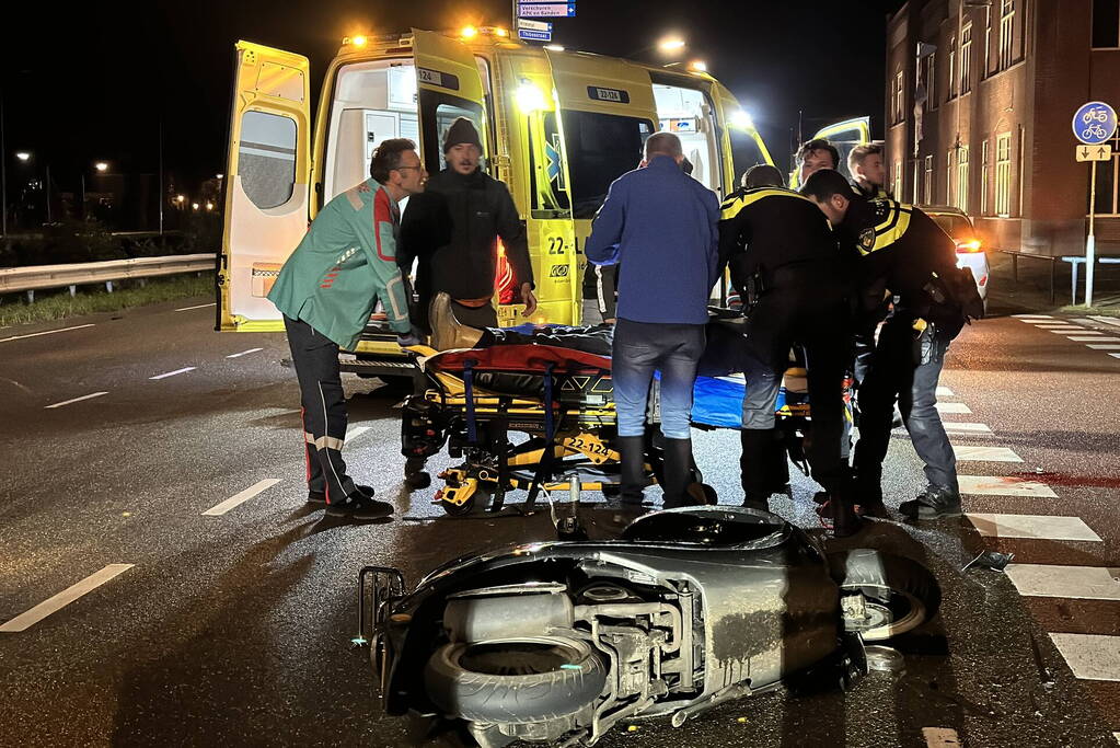 Brommerrijder ernstig gewond bij botsing met auto