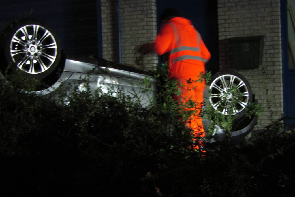 Bestuurder raakt macht over stuur kwijt, auto belandt op zijn kop