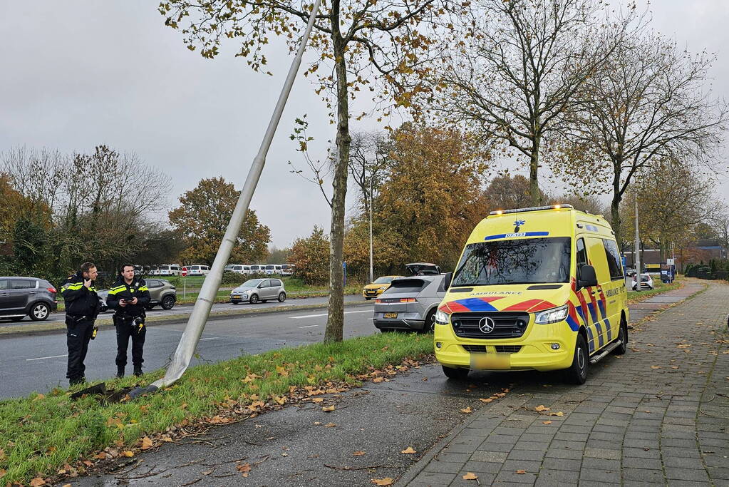 Personenauto vliegt uit de bocht en klapt op lantaarnpaal