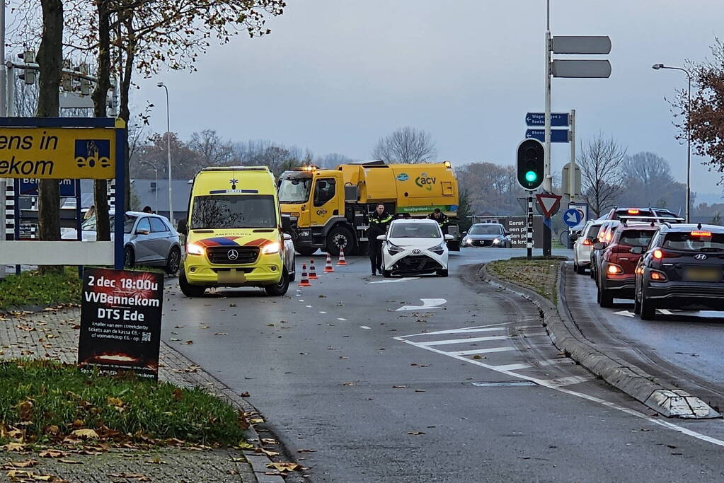 Personenauto vliegt uit de bocht en klapt op lantaarnpaal