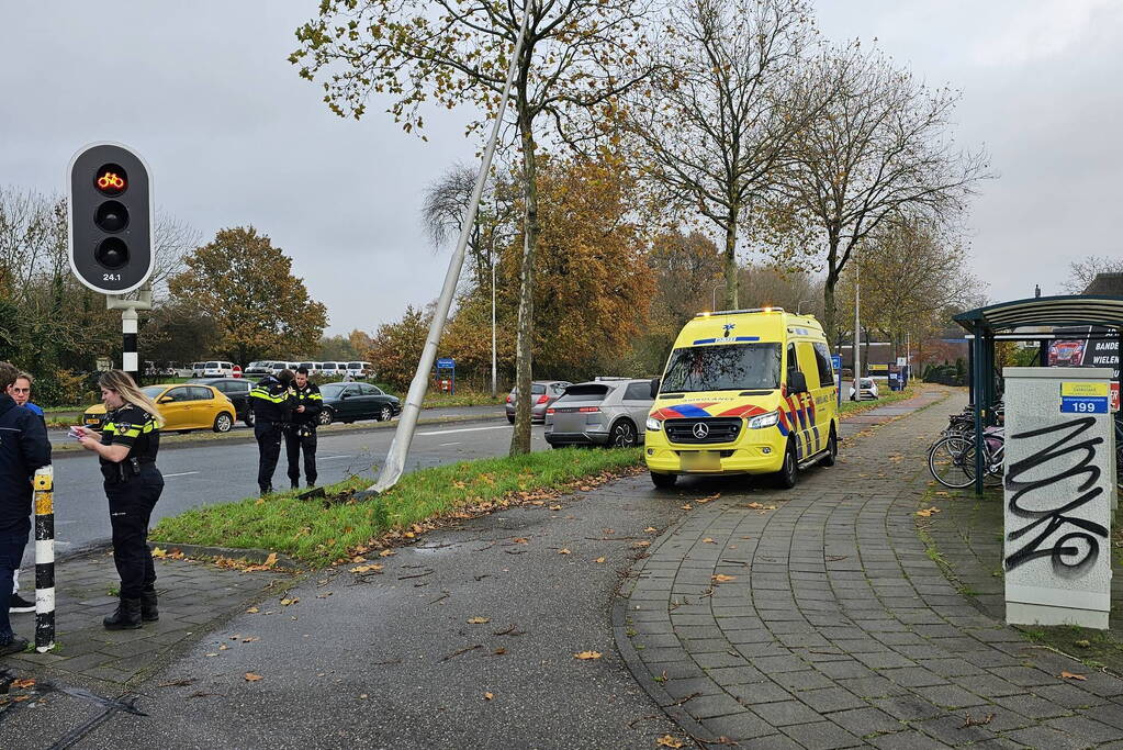 Personenauto vliegt uit de bocht en klapt op lantaarnpaal