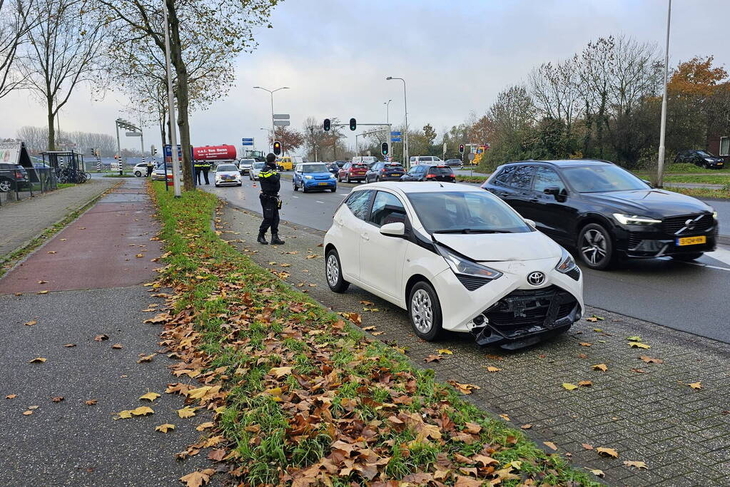 Personenauto vliegt uit de bocht en klapt op lantaarnpaal