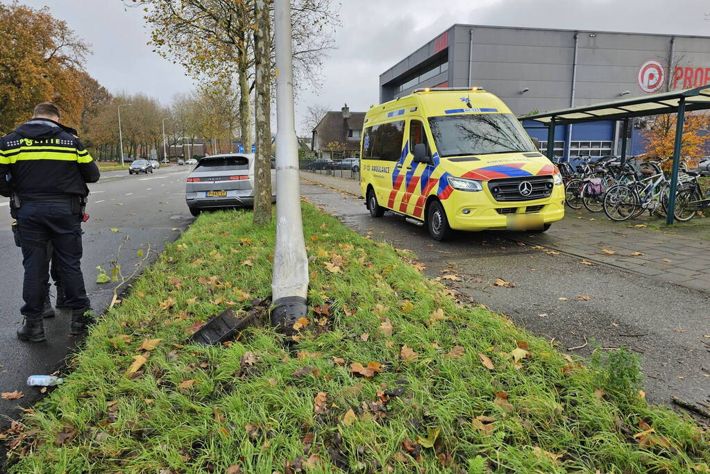 Personenauto vliegt uit de bocht en klapt op lantaarnpaal