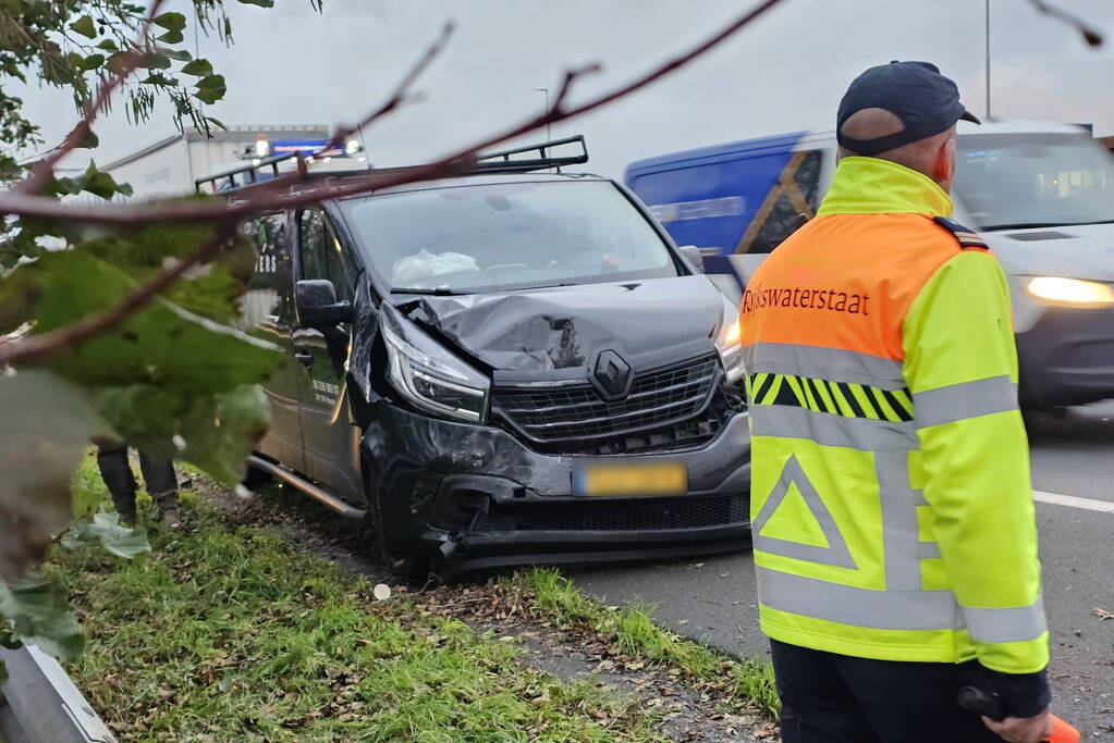 Fikse schade bij kop-staartbotsing tussen bestelbussen