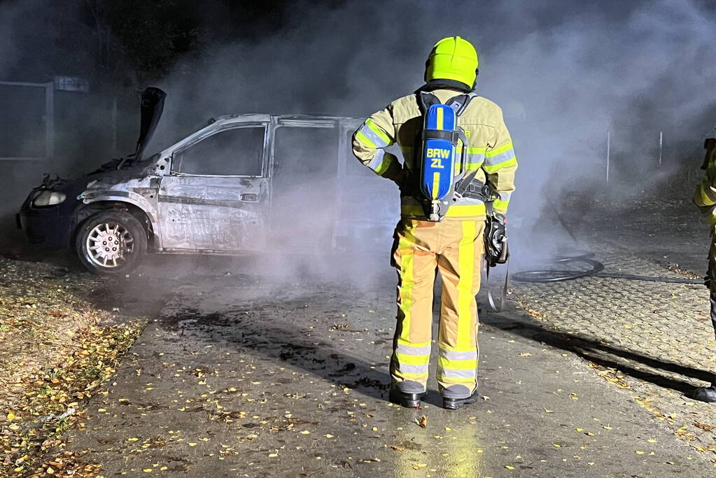 Geparkeerde auto volledig uitgebrand