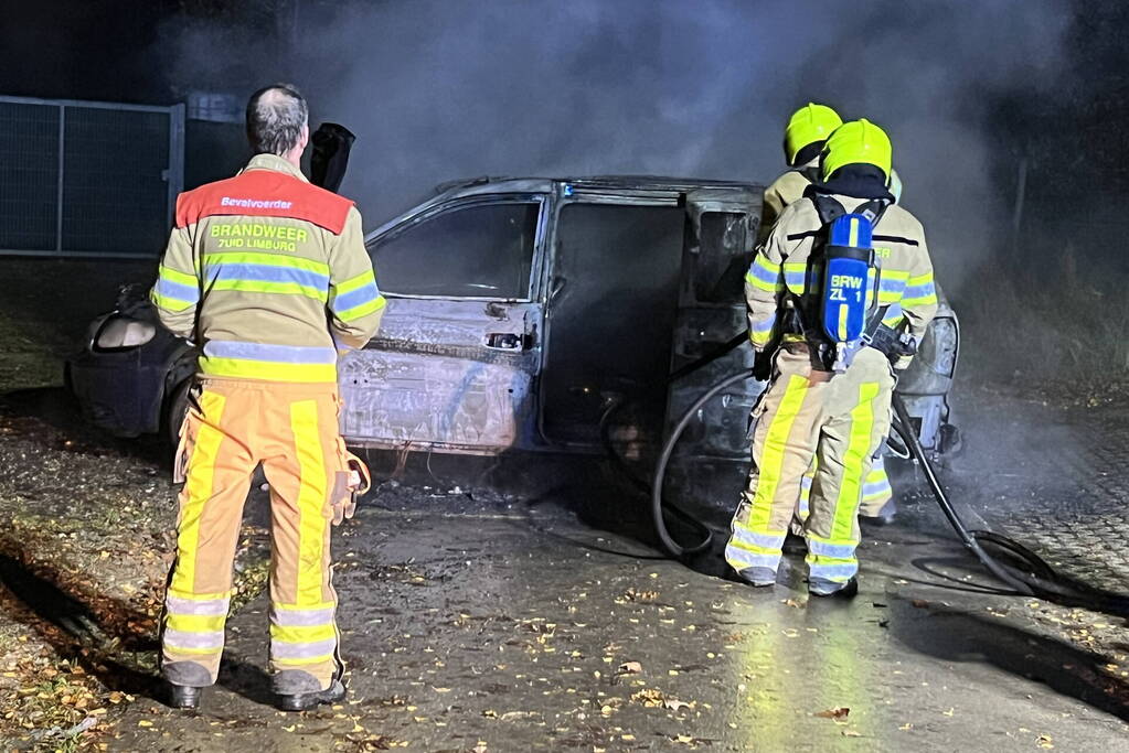 Geparkeerde auto volledig uitgebrand