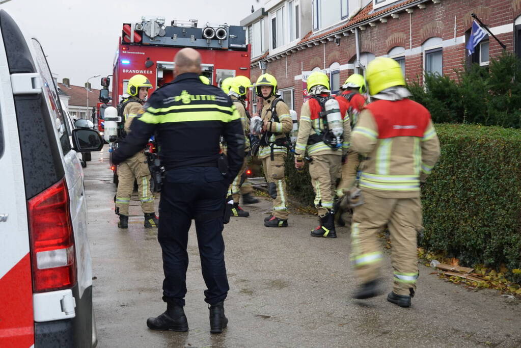 Brandweer doet onderzoek naar brandlucht