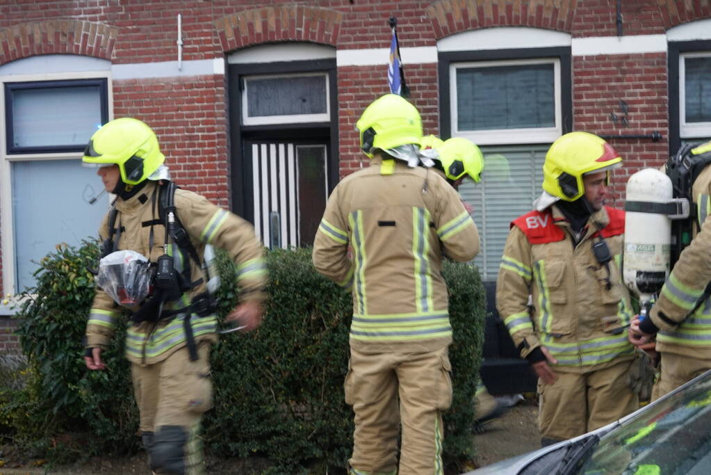 Brandweer doet onderzoek naar brandlucht