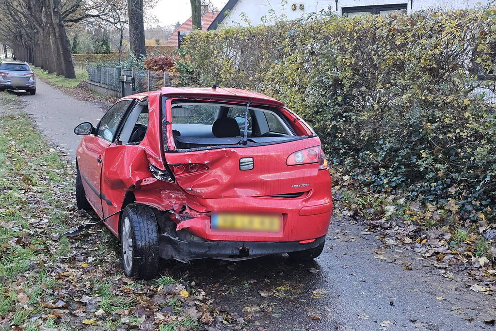 Veel schade bij aanrijding tussen twee voertuigen