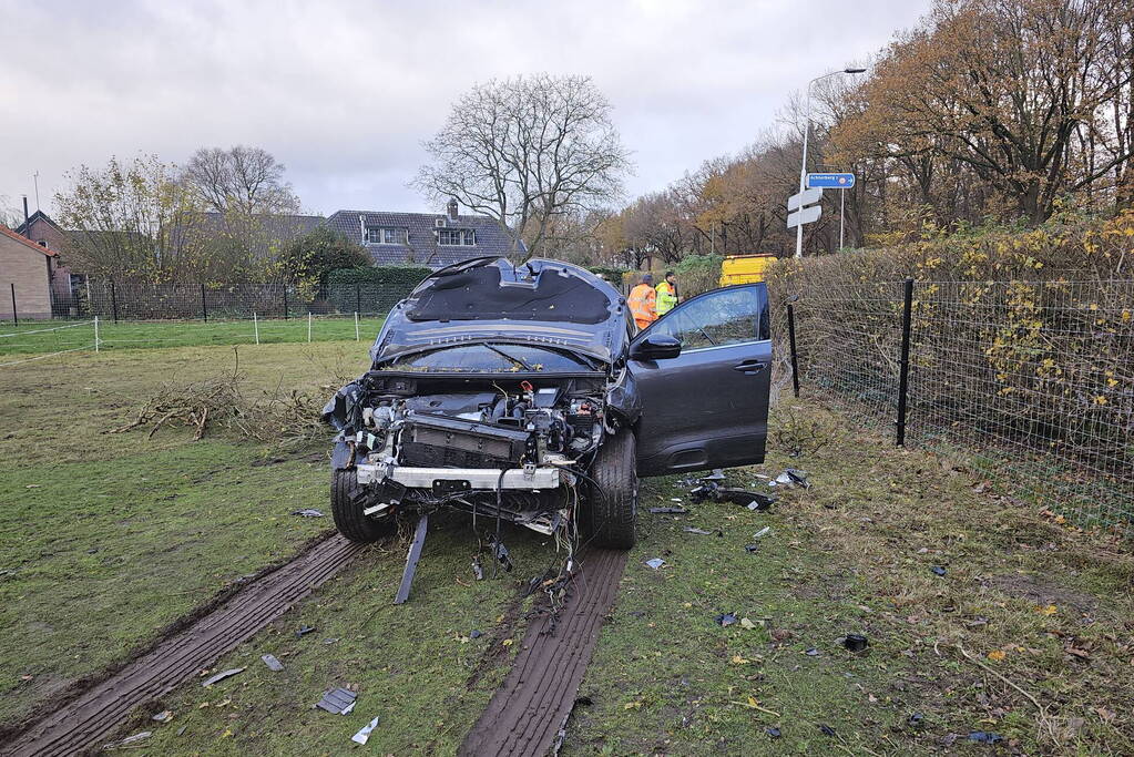 Veel schade bij aanrijding tussen twee voertuigen