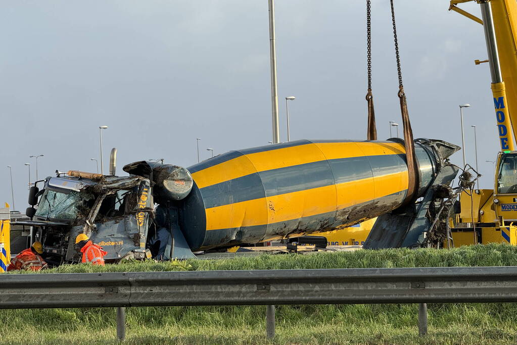 Berging gekantelde betonmixer in volle gang