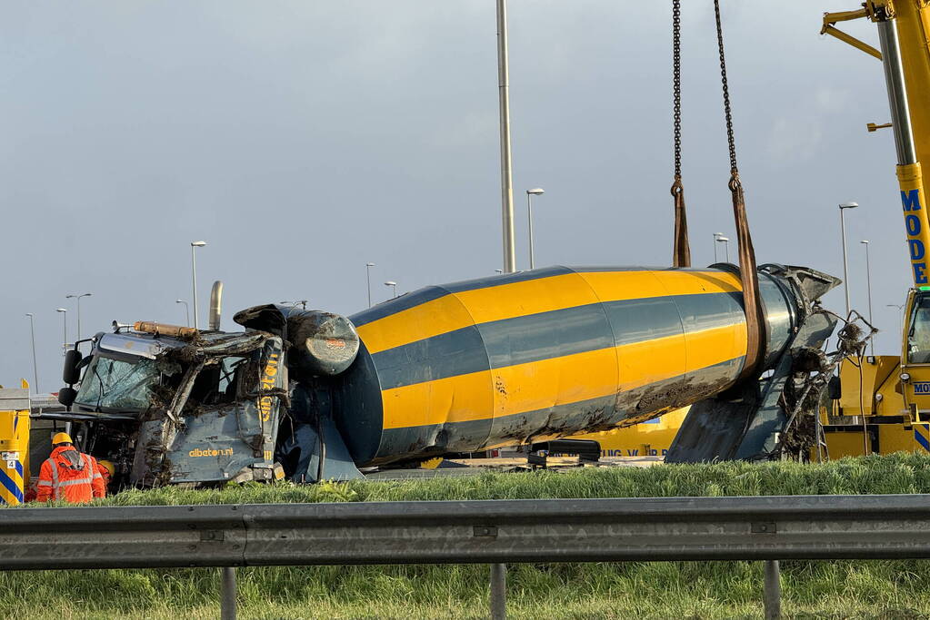 Berging gekantelde betonmixer in volle gang