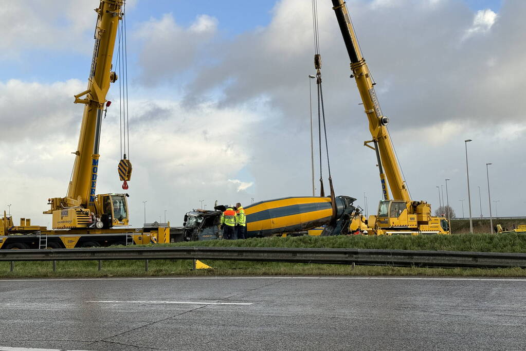 Berging gekantelde betonmixer in volle gang