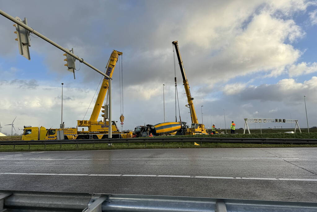 Berging gekantelde betonmixer in volle gang