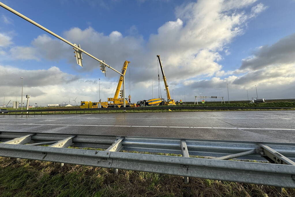 Berging gekantelde betonmixer in volle gang