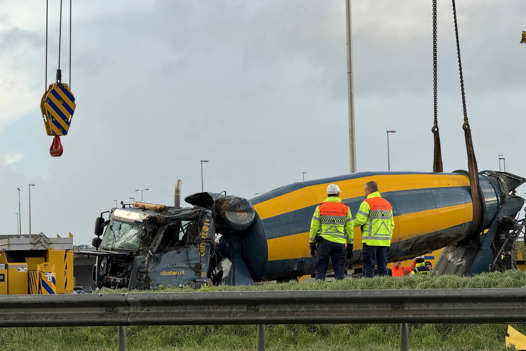 Berging gekantelde betonmixer in volle gang