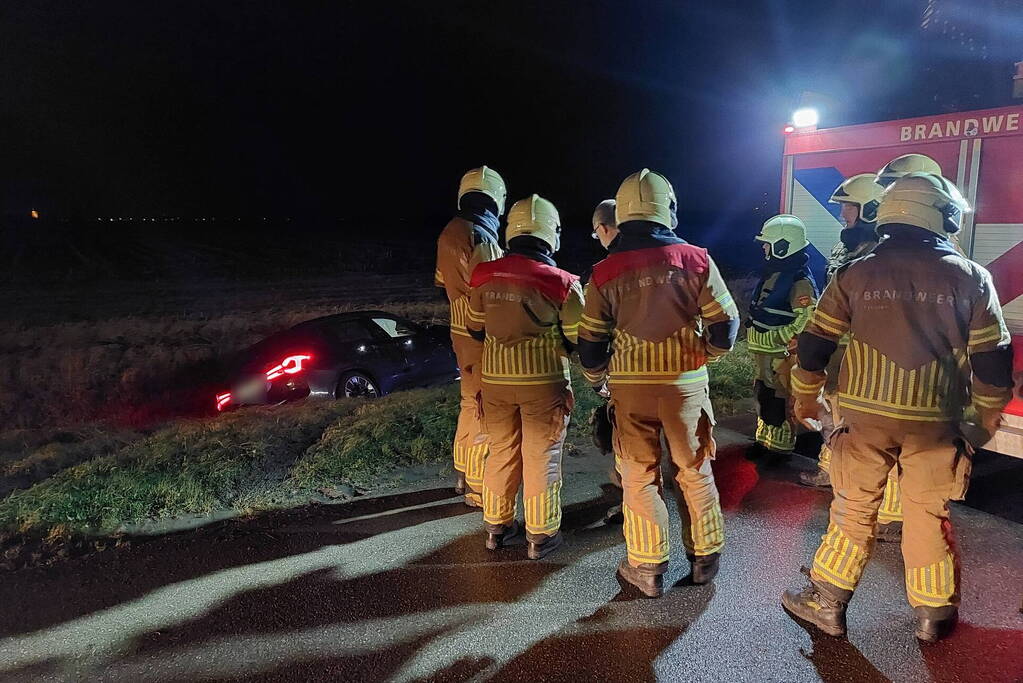 Automobilist belandt in sloot