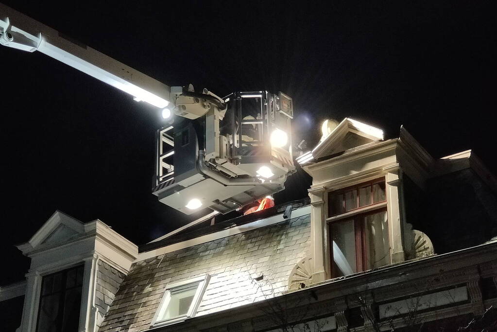 Brandweer ingezet voor stormschade bij twee woningen