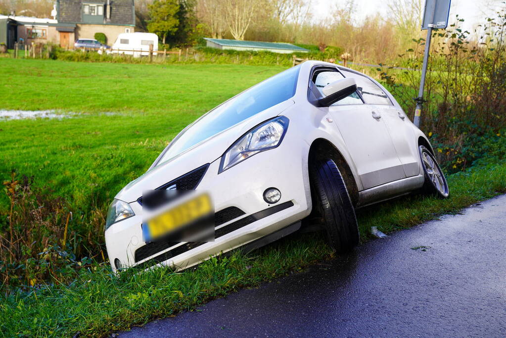 Automobilist zakt weg in berm en raakt bijna te water