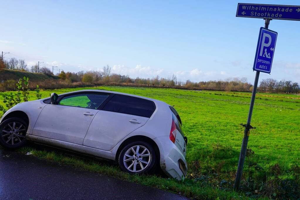 Automobilist zakt weg in berm en raakt bijna te water