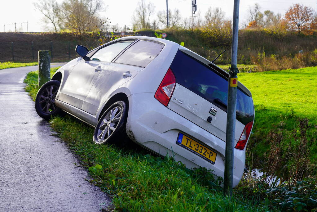 Automobilist zakt weg in berm en raakt bijna te water