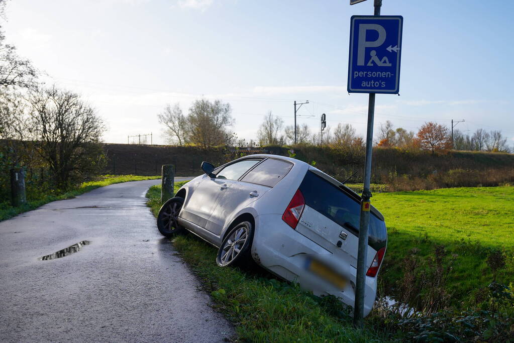 Automobilist zakt weg in berm en raakt bijna te water