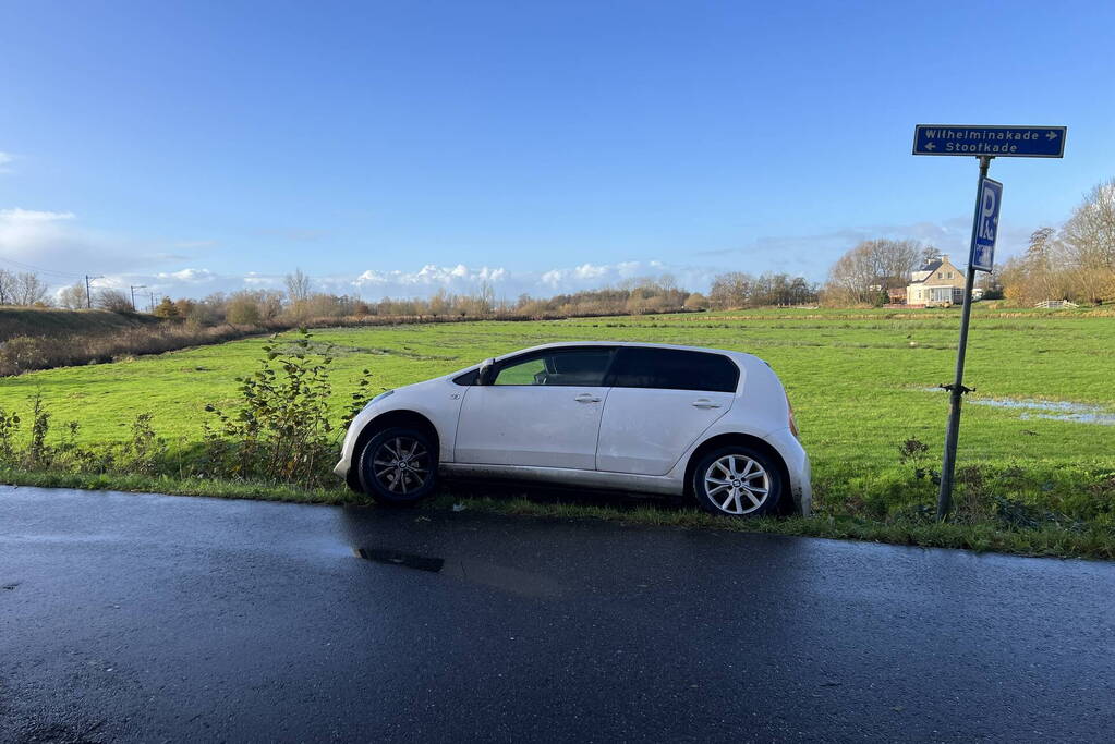 Automobilist zakt weg in berm en raakt bijna te water