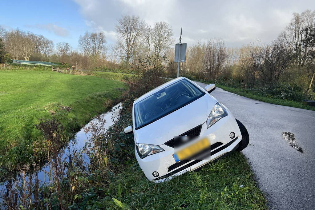 Automobilist zakt weg in berm en raakt bijna te water