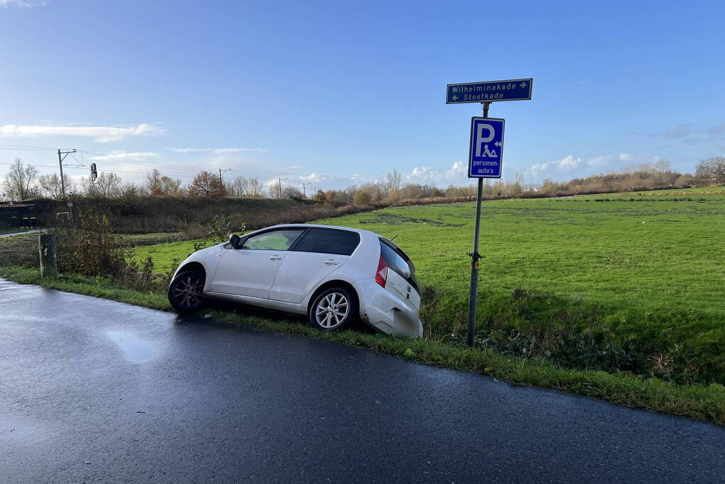 Automobilist zakt weg in berm en raakt bijna te water