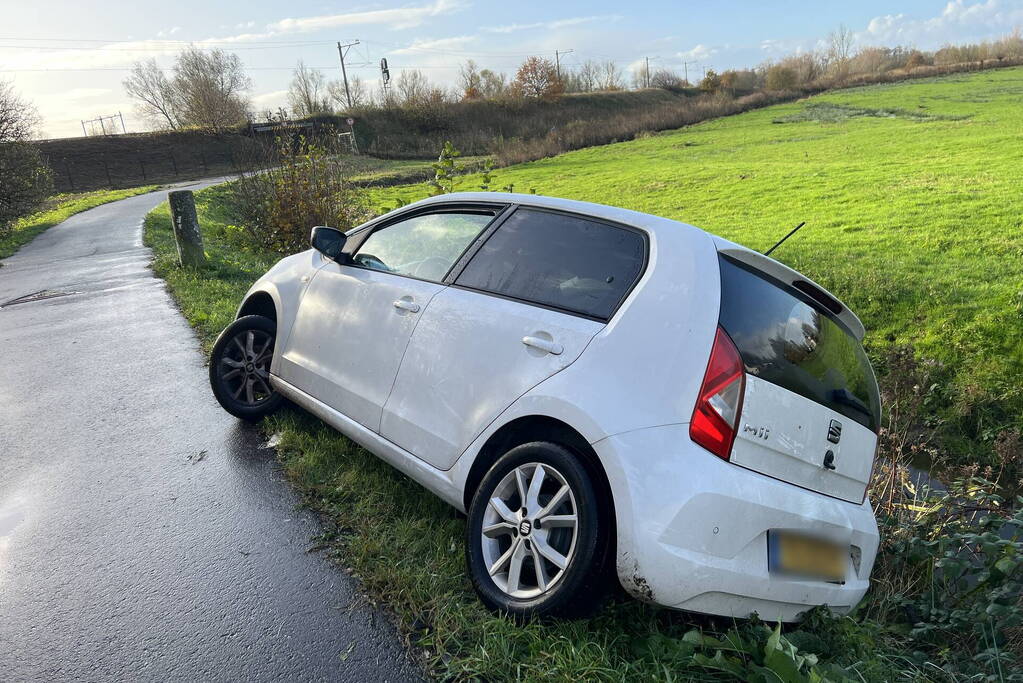 Automobilist zakt weg in berm en raakt bijna te water