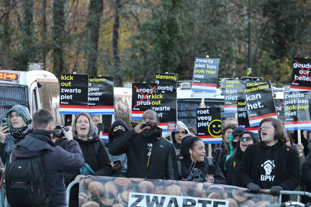 Veel politie aanwezig tijdens protest kick out zwarte piet bij intocht