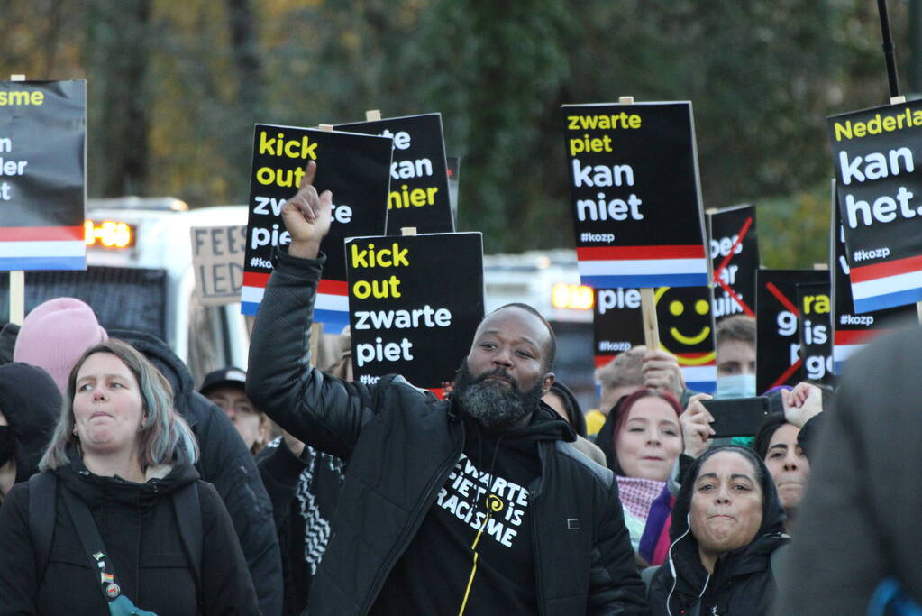 Veel politie aanwezig tijdens protest kick out zwarte piet bij intocht