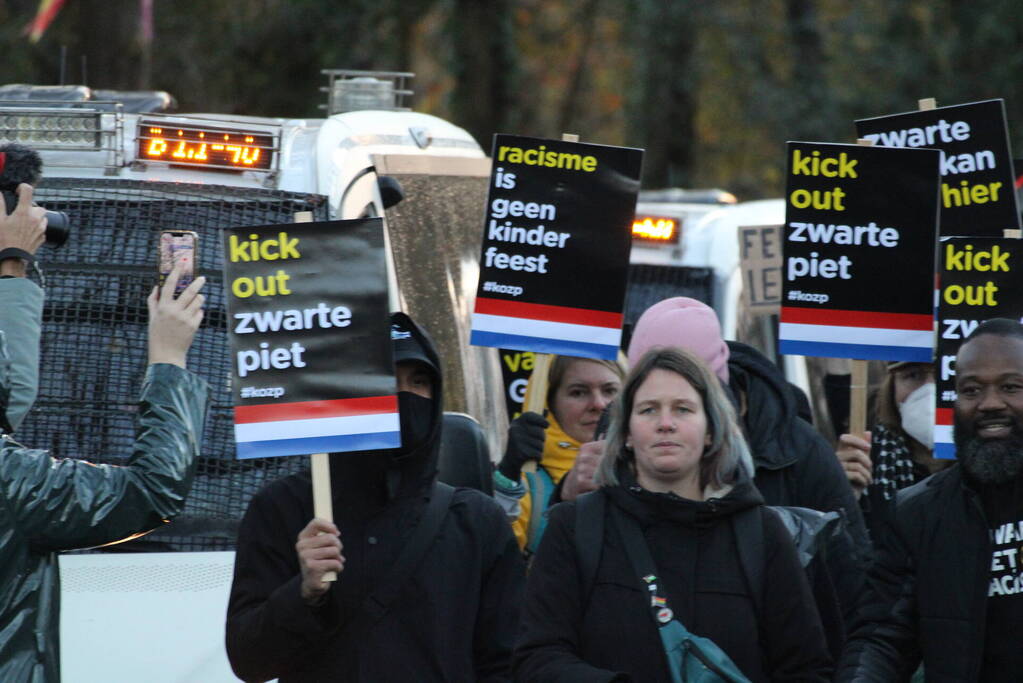 Veel politie aanwezig tijdens protest kick out zwarte piet bij intocht