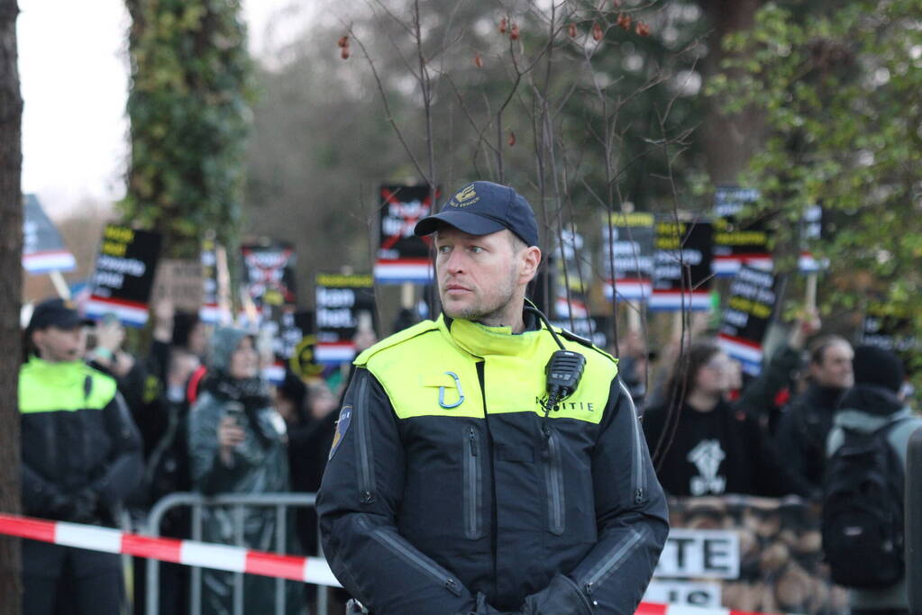 Veel politie aanwezig tijdens protest kick out zwarte piet bij intocht