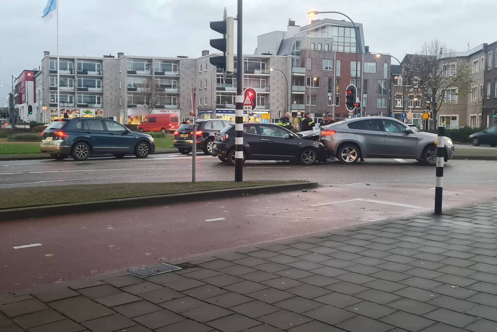 Schade bij flinke kop-staartbotsing