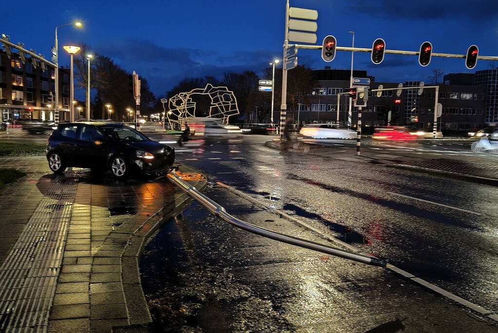 Automobilist rijdt lantaarnpaal omver