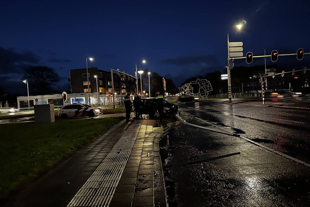 Automobilist rijdt lantaarnpaal omver