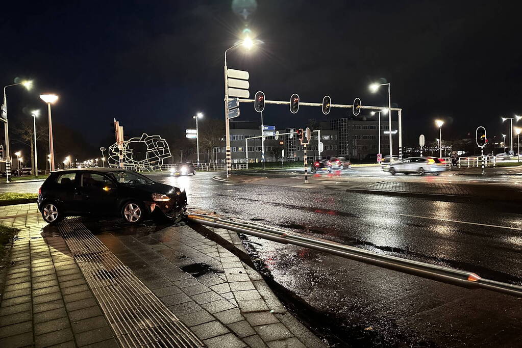 Automobilist rijdt lantaarnpaal omver