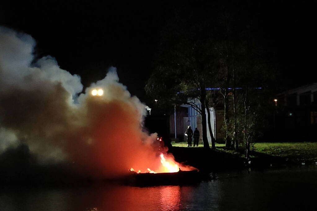 Boot volledig verwoest door uitslaande brand