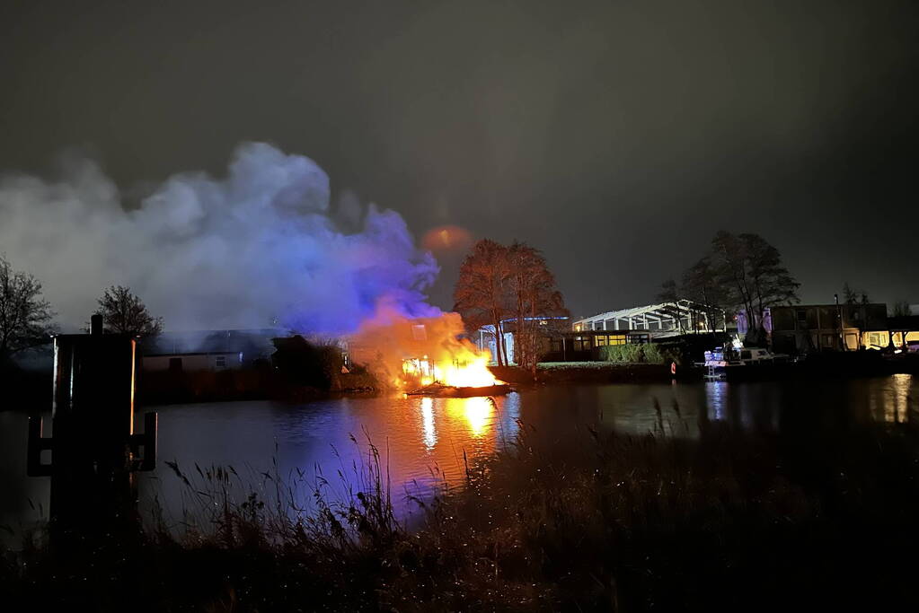 Boot volledig verwoest door uitslaande brand