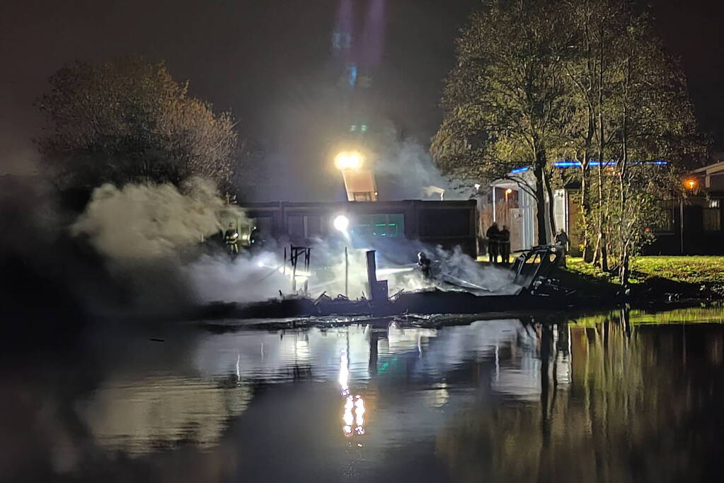 Boot volledig verwoest door uitslaande brand