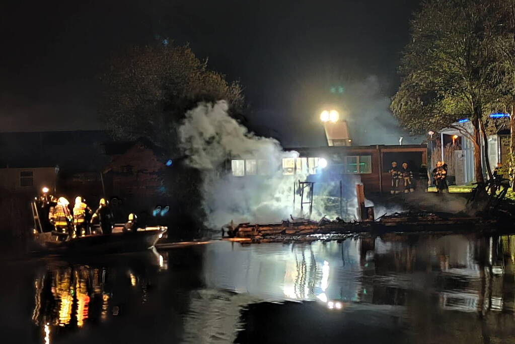 Boot volledig verwoest door uitslaande brand