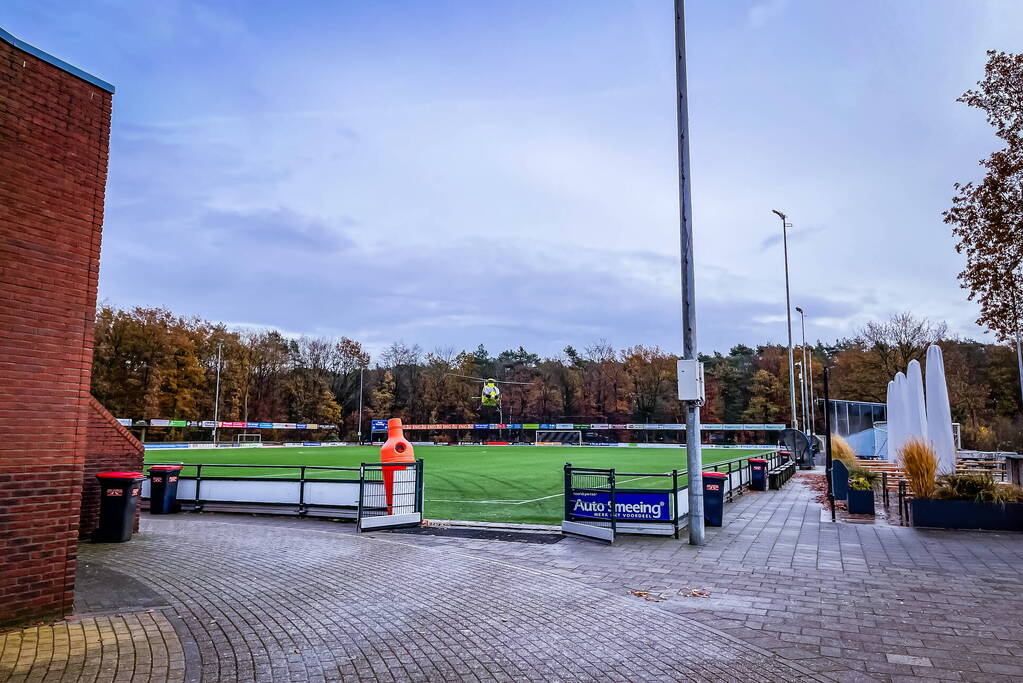 Traumahelikopter landt op voetbalveld