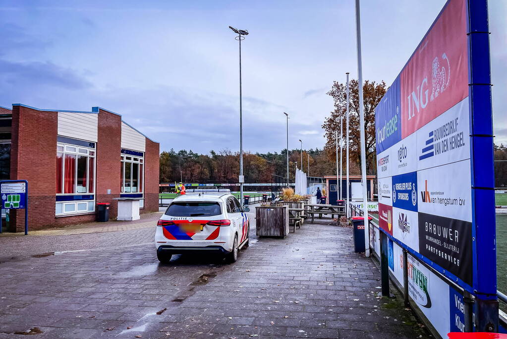 Traumahelikopter landt op voetbalveld