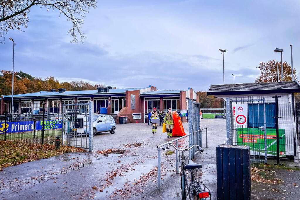 Traumahelikopter landt op voetbalveld