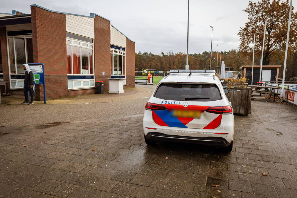 Traumahelikopter landt op voetbalveld