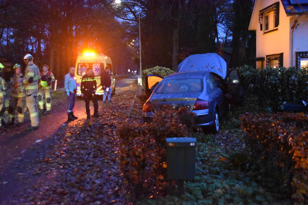 Automobilist verliest macht over stuur en belandt in tuin